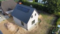 Neubau EFH mit 5-Zimmer und 563 m2 Grundstück - KFW 40 QNG // Carport und Gäste WC // Oldenburg - dji_fly_20240903_094034_654_1725349488757_photo_op
